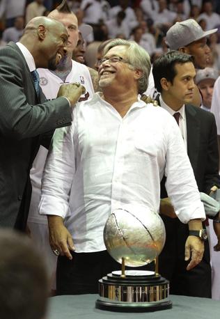 Il proprietario dei Miami Heat Micky Arison con l'ex giocatore Alonzo Mourning . Ansa